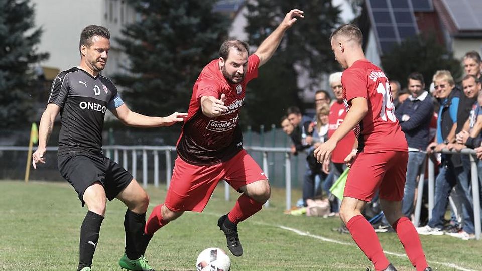 Vom Verteidiger zum Stoßstürmer: Daniel Schmidt (Mitte) wechselte vergangene Saison seine Position und gab A-Ligist  SSV Brensbach so die noch fehlenden zehn Prozent.	Foto: Herbert Krämer