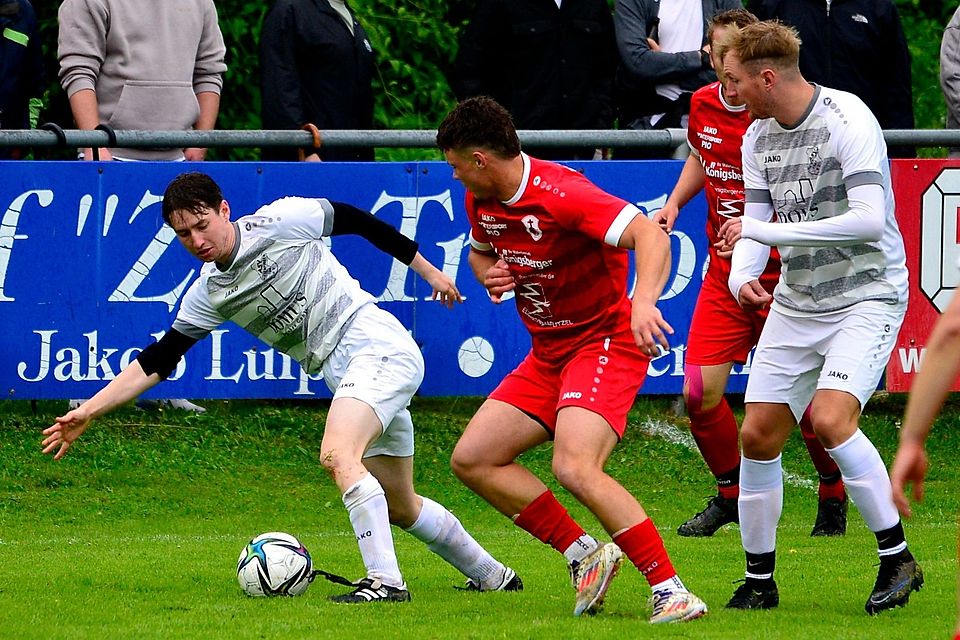 Thomas Doll (am Ball) und der ASV Hiltenfingen erkämpfen sich gegen den FC Kleinaitingen ein Remis und damit den direkten Klassenerhalt. Thomas Doll (am Ball) und der ASV Hiltenfingen erkämpfen sich gegen den FC Kleinaitingen ein Remis und damit den direkten Klassenerhalt.