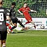 Buchbach legt vor: Daniel Muteba schließt ab zur 1:0-Führung des TSV gegen Schwaigs Keeper Philipp Strunk und Linus Hesch (rechts daneben). Die Buchbacher Tobias Sztaf (Nr. 28) und Sammy Ammari (9) freut‘s.