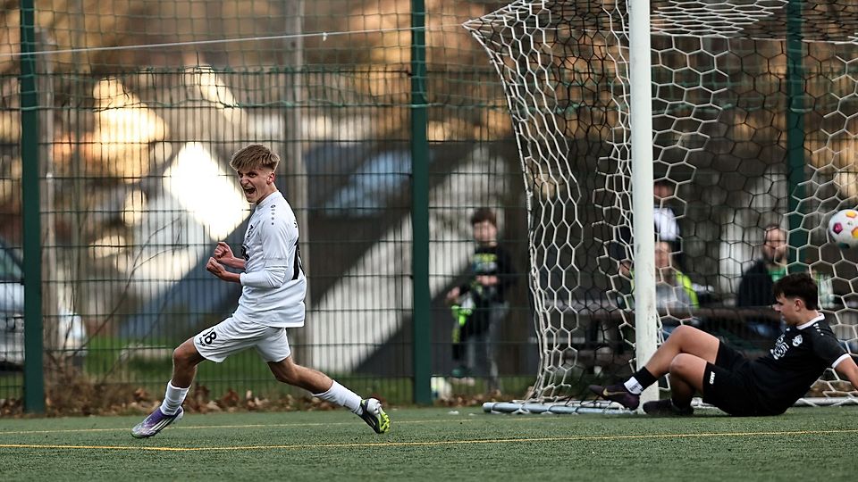 Da kommt Freude auf: Gerade hat Dennis Reiss das 2:1 für den SV Tawern erzielt. Der 19-Jährige belebte das Spiel der Schwarz-Weißen nach seiner Einwechslung spürbar und hatte großen Anteil am harterkämpften Erfolg. 