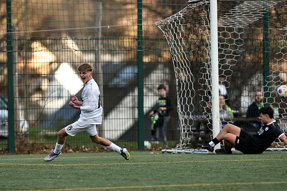 Da kommt Freude auf: Gerade hat Dennis Reiss das 2:1 für den SV Tawern erzielt. Der 19-Jährige belebte das Spiel der Schwarz-Weißen nach seiner Einwechslung spürbar und hatte großen Anteil am harterkämpften Erfolg. Da kommt Freude auf: Gerade hat Dennis Reiss das 2:1 für den SV Tawern erzielt. Der 19-Jährige belebte das Spiel der Schwarz-Weißen nach seiner Einwechslung spürbar und hatte großen Anteil am harterkämpften Erfolg.