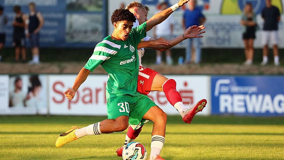 Fortunas Lukas Da Silva (vorne) oder Fabian Ziegler vom Jahn: Welcher Torjäger zeigt sich am Samstag abgebrühter vor dem Tor?