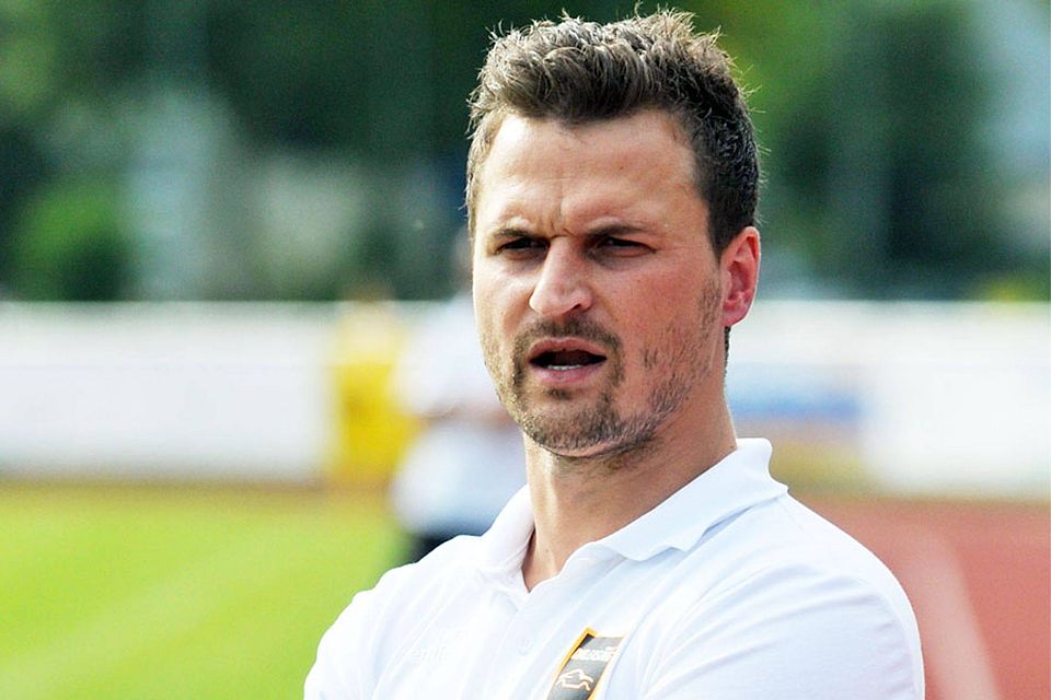 Der Neusässer Coach Marco Löring musste schon zweimal hinschauen, was da mit seiner Mannschaft in der Schlussphase gegen den FC Donauwörth passierte.   F.: Andreas Lode