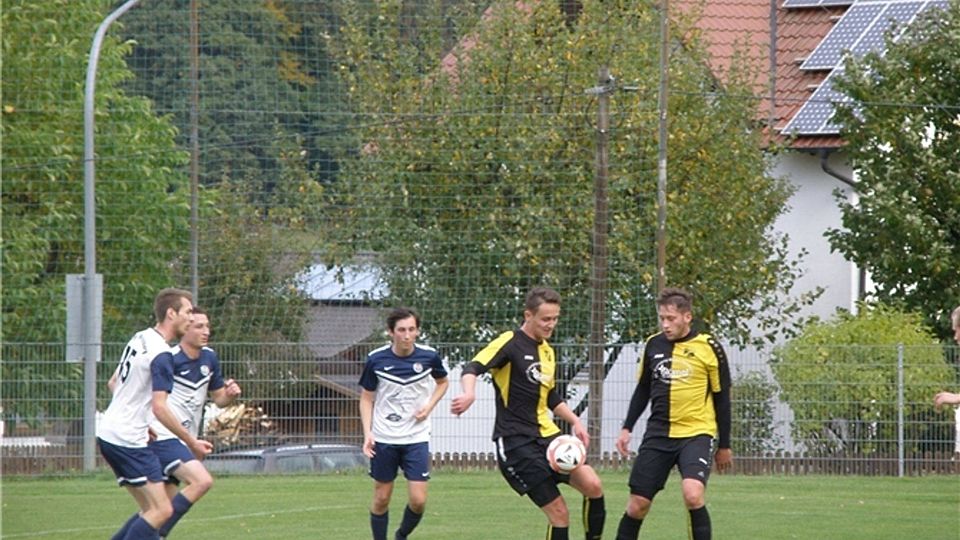 Der FC Teugn (schwarz-gelb) und die SpVgg Weltenburg kämpfen in der A-Klasse weiter mit um die Spitze. Foto: Kreidemeier