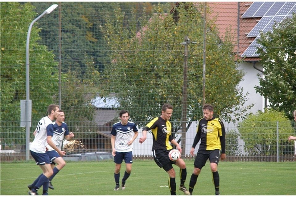 Der FC Teugn (schwarz-gelb) und die SpVgg Weltenburg kämpfen in der A-Klasse weiter mit um die Spitze. Foto: Kreidemeier