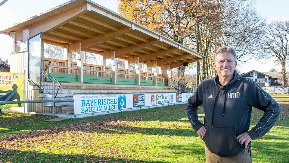 Stolz auf seinen Platz: TuS-Vorsitzender Manfred Hantl vor der neuen Tribüne.