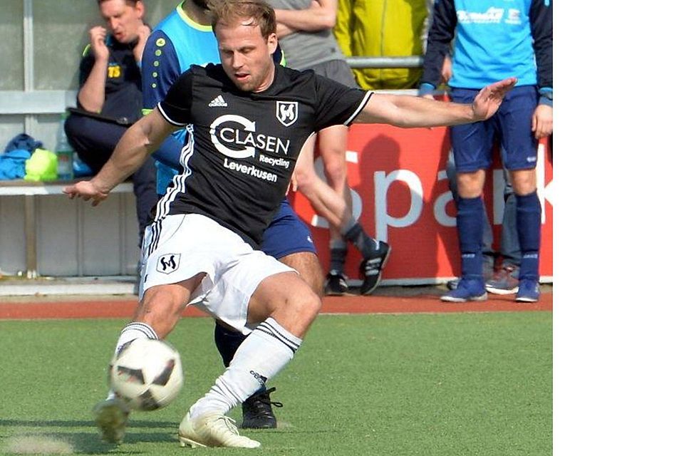 Nick Rohrbeck (vorn) trifft in Vingst zweimal für den SV Schlebusch.