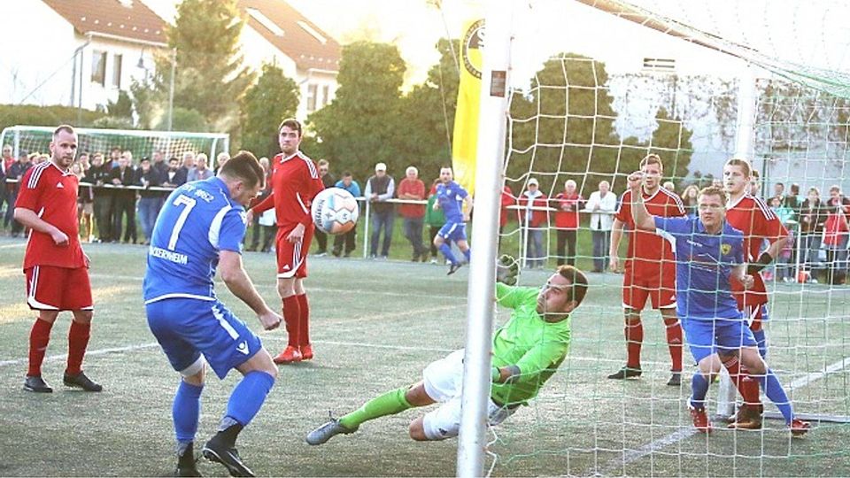 Knappes Ding: Hier zielt Norman Riediger vom TSV Wackernheim (vorne links) im Pokalfinale gegen Stadecken-Elsheim vorbei: Torwart Christopher Klonek braucht nicht einzugreifen. Am Schluss durfte der TSV dennoch den Pokalsieg feiern. Ob den Wackernheimern das Glück im Liga-Endspurt auch hold sein wird? Dafür müssen sie am Sonntag gegen die TSG Bretzenheim gewinnen.