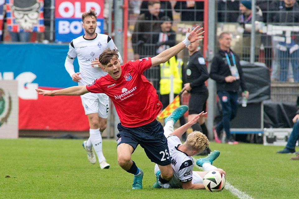 spvgg unterhaching, rot, gegen sv waldhof mannheim, 03.11.2024 lenn jastremski