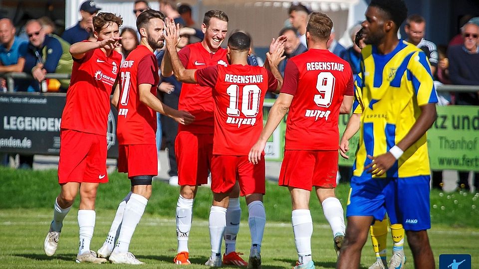 In einem chancenarmen Spitzenspiel durften mit dem Abpfiff die Blitzer aus Regenstauf jubeln.