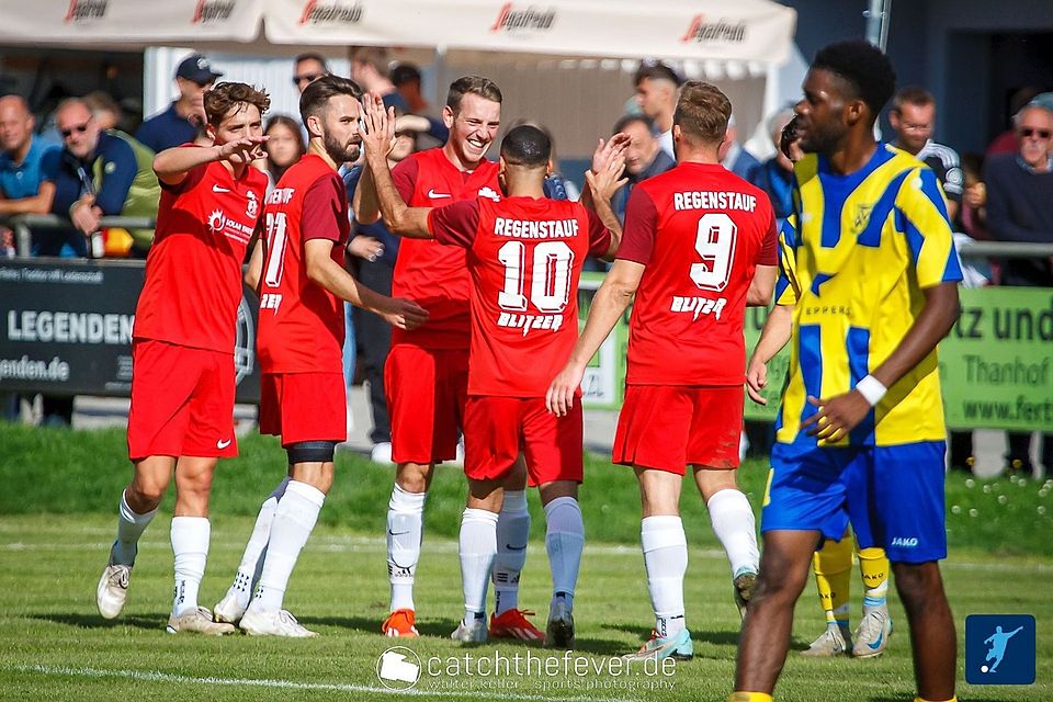 In einem chancenarmen Spitzenspiel durften mit dem Abpfiff die Blitzer aus Regenstauf jubeln.