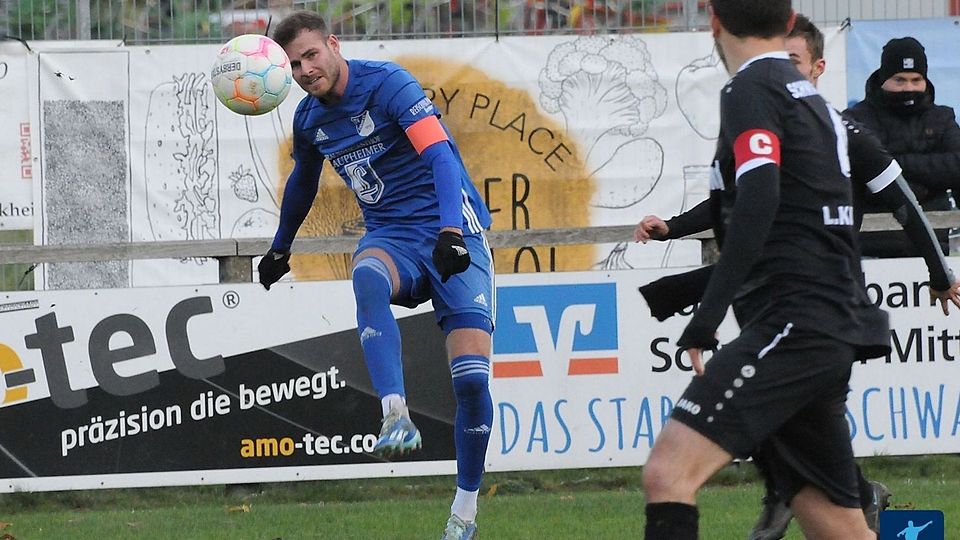 Kapitän Maximilian Reichenberger (links) sorgte für den Schlusspunkt. Der Erkheimer traf zum 5:0 gegen den TSV Schwabmünchen.