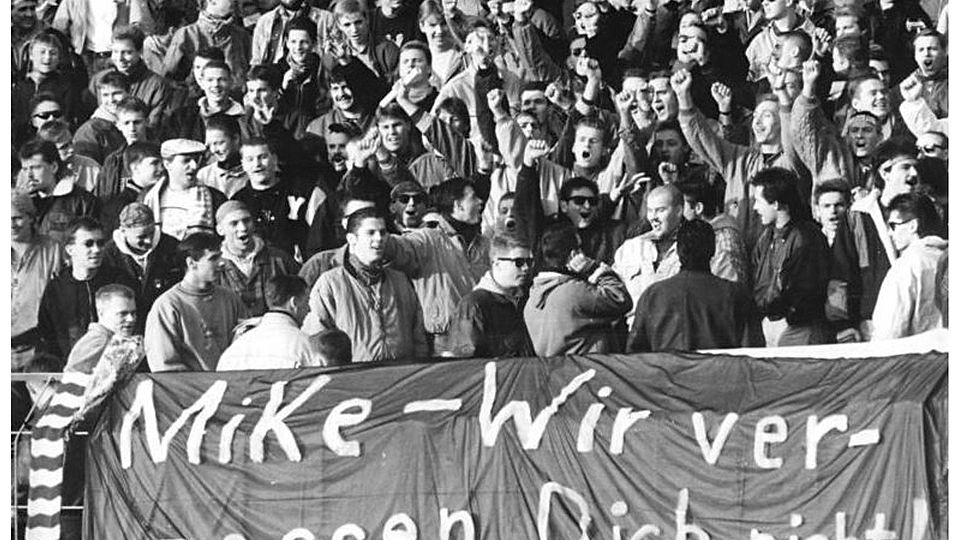 Am 10. November 1990 gedachten Fans beim Spiel des FC Berlin gegen den HFC Chemie des getöteten Mike Polley. Foto: Bernd Settnik / Wiki CC-Lizenz