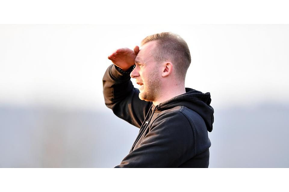 Bleibt auf der Kommandobrücke: Fußball-Kreisoberligist Gladenbacher SC hat den Vertrag mit Cheftrainer Nils Waldschmidt vorzeitig verlängert. Bleibt auf der Kommandobrücke: Fußball-Kreisoberligist Gladenbacher SC hat den Vertrag mit Cheftrainer Nils Waldschmidt vorzeitig verlängert. © Jens Kaliske/Archiv