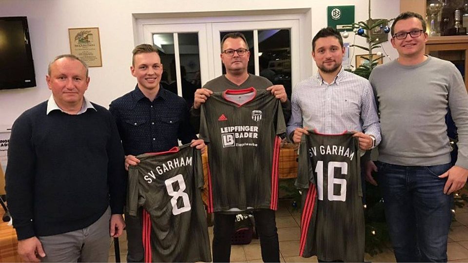 von links nach rechts:  1. Vorstand Josef Leizinger, Simon Weber, Sponsor Thomas Maierr , Matthias Süß, Abteilungsleiter Manuel Fischl  Foto: SVG