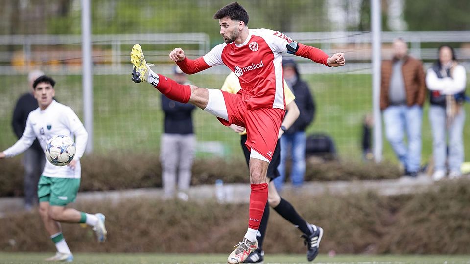 Voller Einsatz: Sein kompromissloses Spiel zeichnete Benedikt Multerer schon im Trikot des SV Raisting aus.