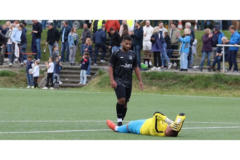 Bittere Gewissheit nach dem 1:2 in der Relegation gegen Oberwalgern: Der VfL Weidenhausen mit Niklas Trey Distel und Torwart Lukas Bürger steigt aus der Kreisoberliga Nord ab. © Jens Schmidt