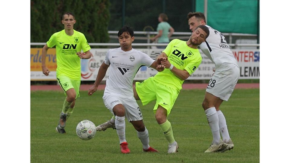Szene aus der Zeit vor seinem verletzungsbedingten Aus: Lukas Lazar 2021 im Trikot des TSV Gau-Odernheim in einem Spiel gegen Bienwald Kandel. Außerdem im Bild: Gustavo Felix Rudy (v.l.), Muhammed Yasar und Julian Herrmann.