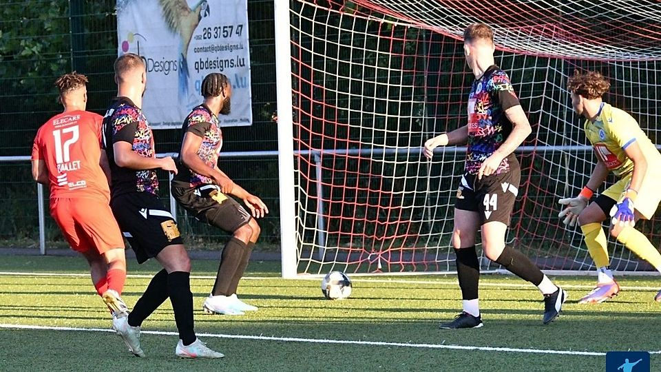 Ob Rümelingen (dunkle Trikots) dem Ball in Wiltz hinterherschauen muss?