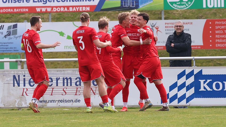 Der letztlich goldene SVH-Treffer. Heimstetten jubelt mit dem Torschützen Benedict Fink (2.v.re.)