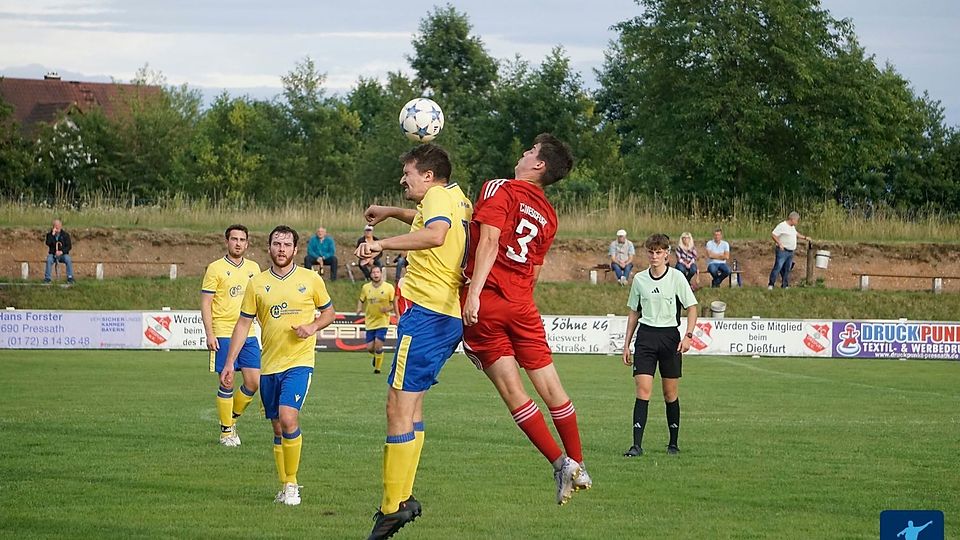 Gleich zum Saisonauftakt zeigte der FC Dießfurt (in Rot) beim 8:1-Kantersieg gegen den bedauernswerten Aufsteiger aus Wildenreuth (in Gelb-Blau), warum er sich zum Topfavoriten der Kreisklasse West erklärt hat.