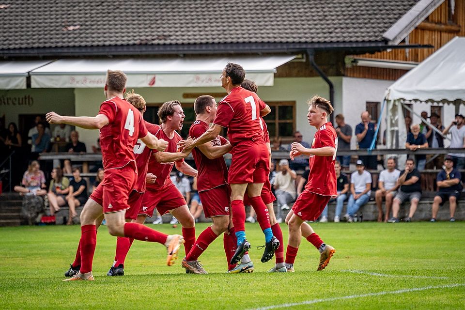Die Spieler des FC Real Kreuth freuen sich über einen wichtigen Sieg.