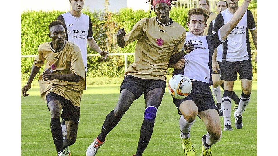 Spieler aus dem westafrikanischen Gambia kicken beim FV Dinglingen (goldene Trikots) | Foto: Sebastian Köhl