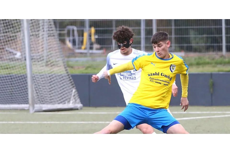 Finn Saalmann (v.) erzielt einen Treffer für die SG Waldsolms gegen die SG Oberes Edertal. (Archivfoto) Finn Saalmann (v.) erzielt einen Treffer für die SG Waldsolms gegen die SG Oberes Edertal. (Archivfoto) © Steffen Bär