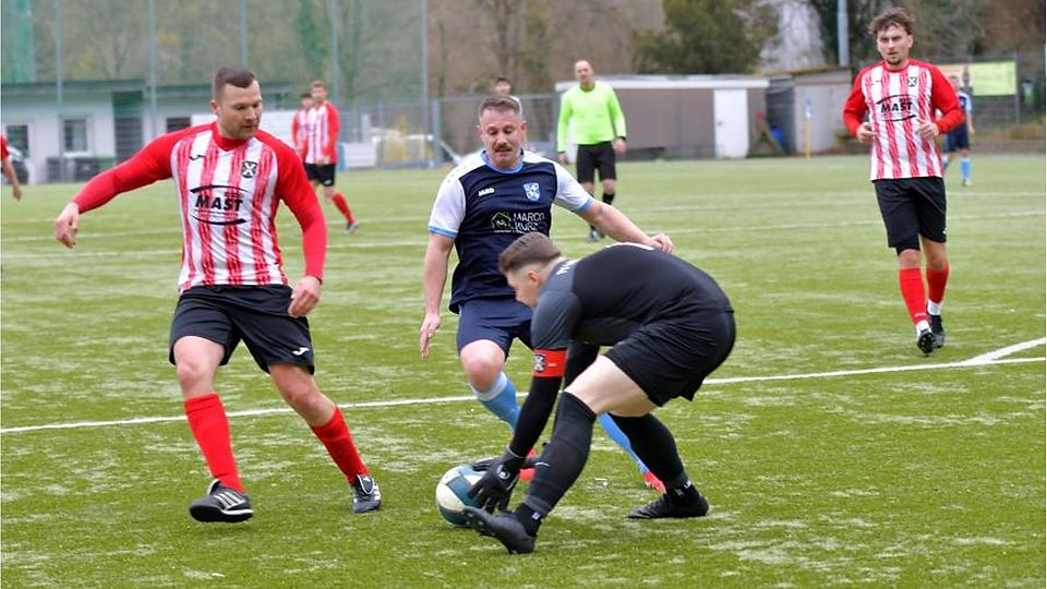Einen Schritt zu spät kommt Konrad Däbritz (TSV Hambach) gegen Tobias Hofmann und Torhüter Eric Kamprath. Das Duell in der Fußball-A-Liga Bergstraße endete 2:2.	Foto: Dagmar Jährling