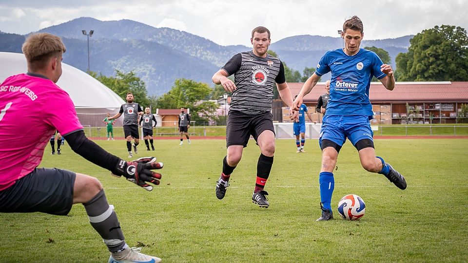 Torchance eiskalt verwandelt: Tobias Schlichtner brachte Rottach-Egern mit dem 1:1 zurück ins Spiel. 