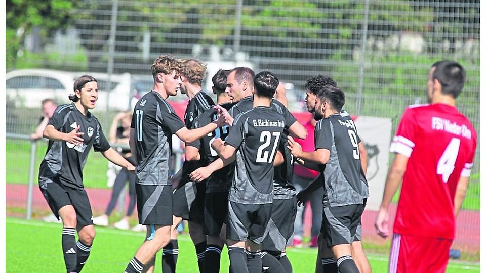 Die Saulheimer Spieler bejubeln einen Treffer gegen den FSV Nieder-Olm.	Foto: Axel Schmitz/pakalski-press