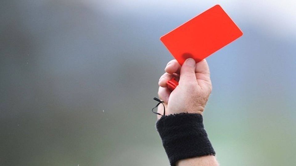 Darf der Schiedsrichter eine Rote Karte, wie im Spiel Neunkirchen gegen Sattelbach, wieder zurücknehmen? Archiv-Foto: Seeger