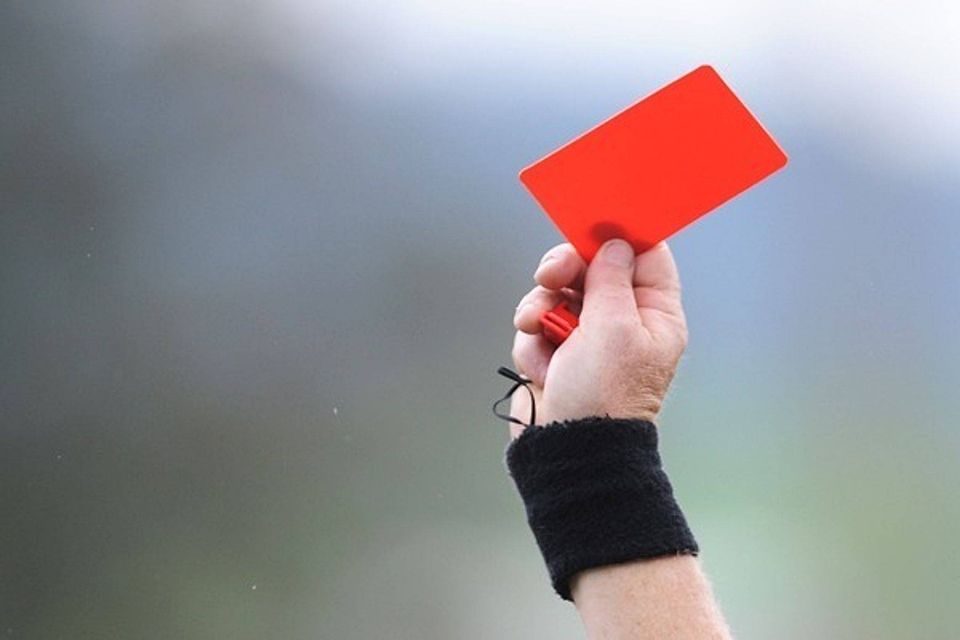 Darf der Schiedsrichter eine Rote Karte, wie im Spiel Neunkirchen gegen Sattelbach, wieder zurücknehmen? Archiv-Foto: Seeger