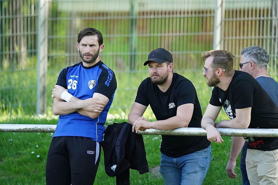 Neuer Sportlicher Leiter: Anton Safonov (Mitte) beobachtet hier das Speil des SC Herford gegen SuS Neuenkirchen.
