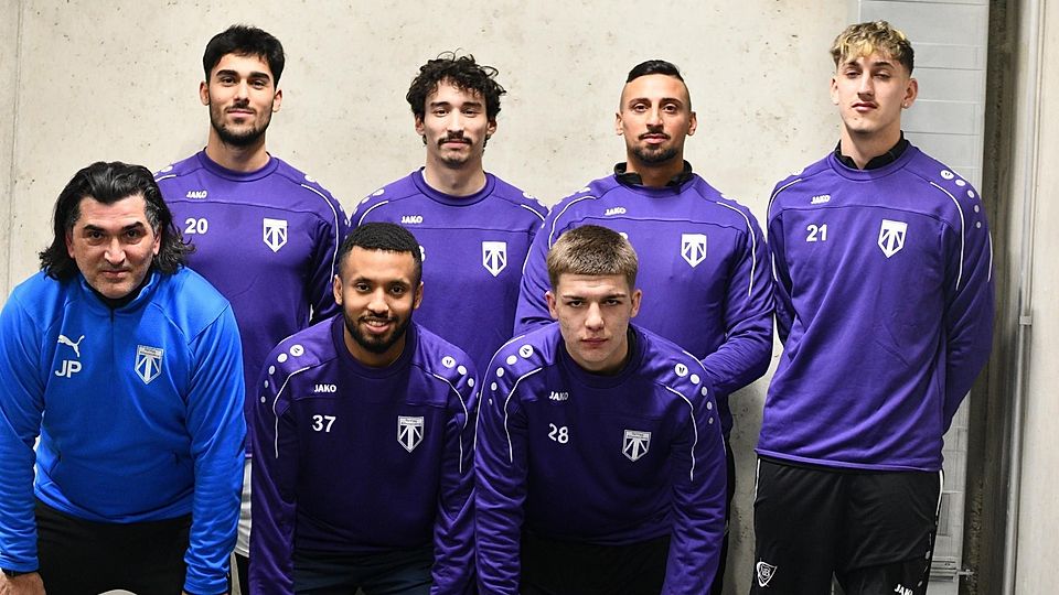 Die Qual der Wahl hat künftig Altenerdings Trainer Pedro Locke (l.) mit den Neuzugängen (hinten, v.l.): Nawid Mostafai, Nessim Mahsas, Denis Sari, Leon Würzinger und (vorn, v.l.): Kirubel Getnet und Noah Tiefenbacher.
