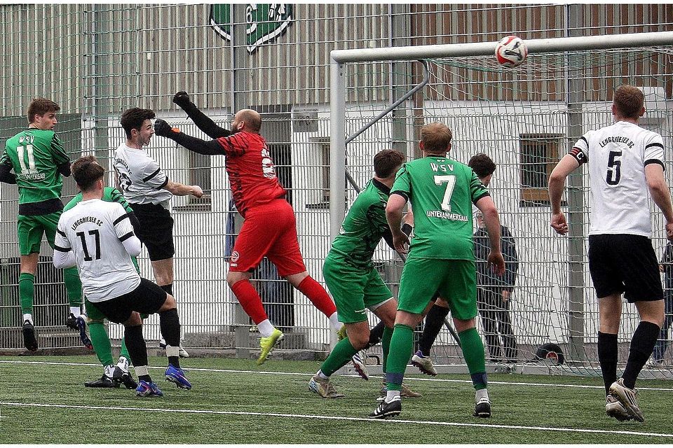 Nächste Möglichkeit: Ein Kopfball von LSC-Spielführer Sebastian Biagini (4. v. li.) geht knapp über die Latte. WSV-Keeper Marco Diroma ist schon geschlagen.