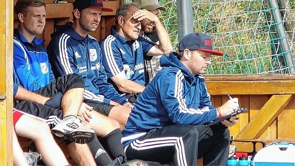 Mittendrin und dennoch akribisch: TSV-Trainer Axel Junker (rechts) ist während des Spiels nah bei seinen Ersatzleuten, deren Zufriedenheit ein großer Faktor für den Travemünder Erfolg ist. Foto: sru