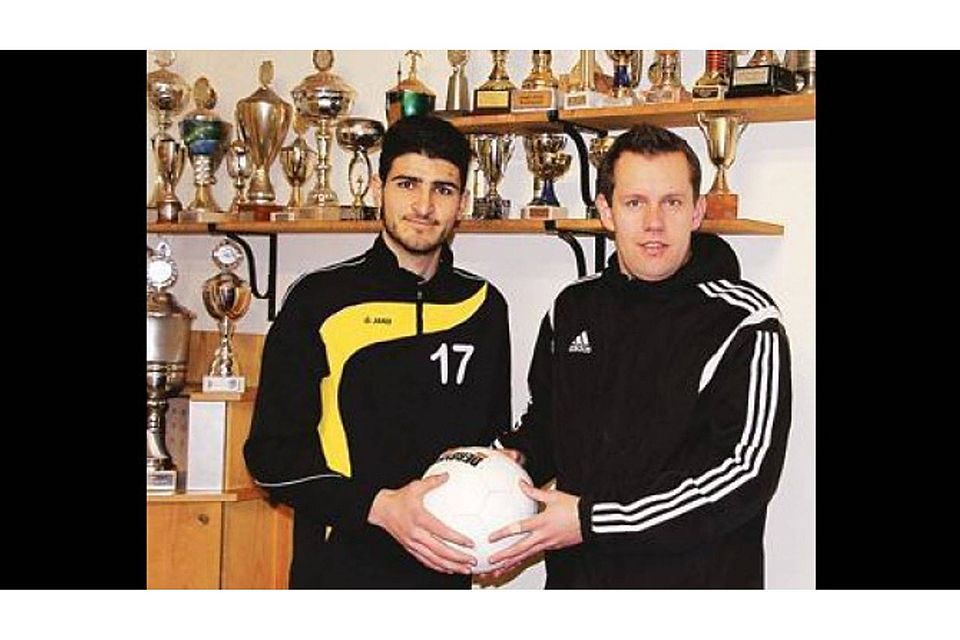 Hat Anschluss gefunden:  Zainal Ismail Saleh (links) spielt unter Trainer Christian Brinkmann in der Fußballmannschaft des Bookholzberger Turnerbunds Jonas Plewka