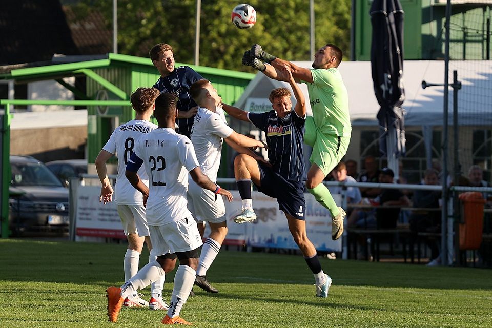 Starker Rückhalt: Bingens neuer Keeper Nico Setz wirft sich in eine Hackenheimer Angriffsaktion