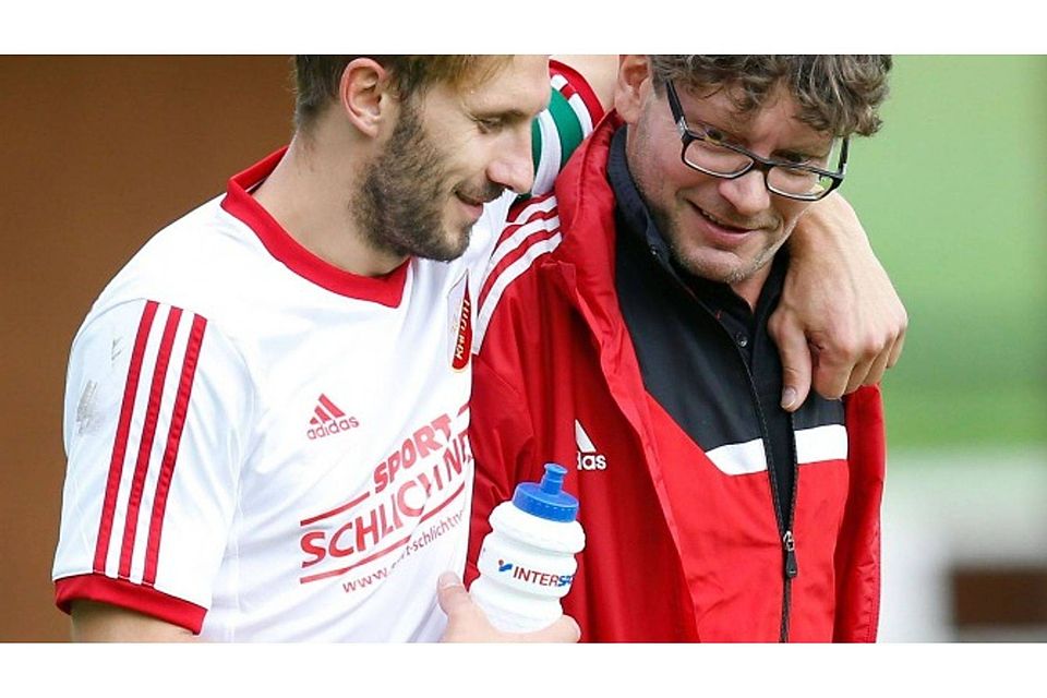 Zweiter Sieg in Folge: Trainer Bernhard Gruber (r.) mit seinem Kapitän Andreas Götschl (Foto: Andreas Mayr)