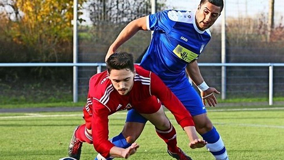 Mit einer ganz anderen Körpersprache tritt Münchingen (rechts Mohran Hussein) in der zweiten Hälfte auf. Foto: Baumann