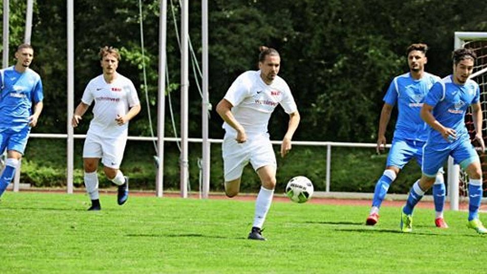 Am Samstag     hat der erfahrene Defensivspezialist erstmals   im Trikot  des SVF Fußball gespielt (Mitte) Patricia Sigerist