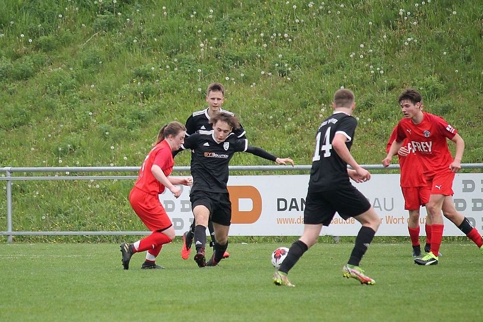 Lea Wolski erzielte in der Nachspielzeit das 1:1 für die U16 gegen die JFG Drei Wappen. Lea Wolski erzielte in der Nachspielzeit das 1:1 für die U16 gegen die JFG Drei Wappen.