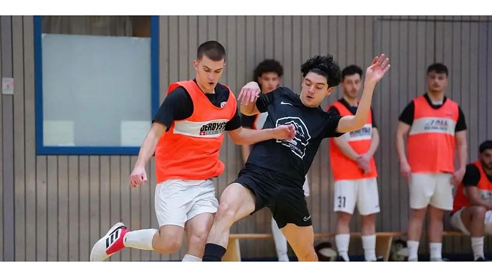 So lief das Hallenturnier 2024 beim SC Niedergirmes ab: Giorgi lobashville (l.) vom MTV Gießen und Uros Aleksic von der SG Naunheim/Niedergirmes kämpfen um den Ball. Doch wie beliebt ist der „Budenzauber“ eigentlich noch? © Isabel Althof