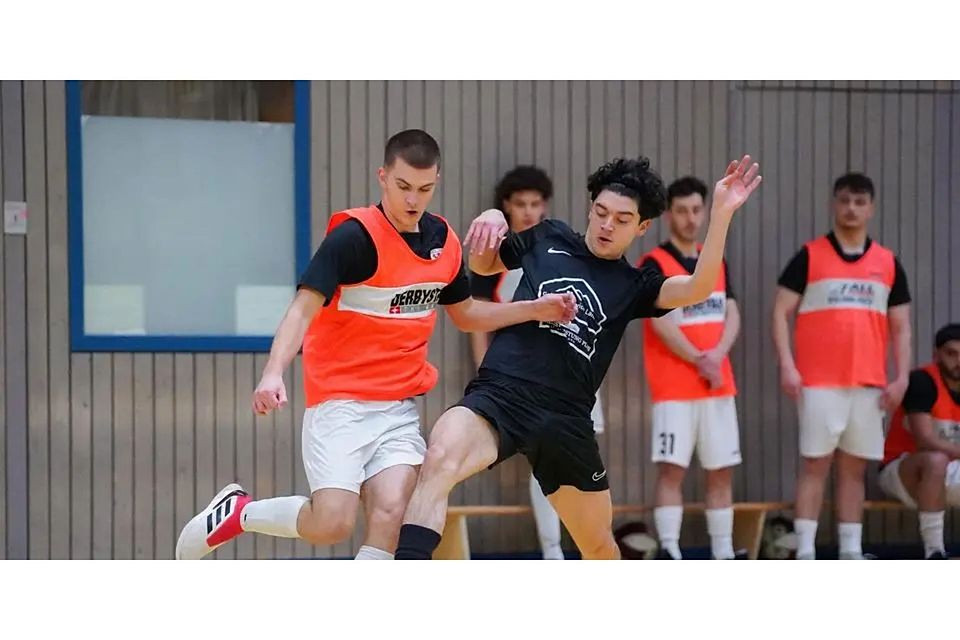 So lief das Hallenturnier 2024 beim SC Niedergirmes ab: Giorgi lobashville (l.) vom MTV Gießen und Uros Aleksic von der SG Naunheim/Niedergirmes kämpfen um den Ball. Doch wie beliebt ist der „Budenzauber“ eigentlich noch? © Isabel Althof So lief das Hallenturnier 2024 beim SC Niedergirmes ab: Giorgi lobashville (l.) vom MTV Gießen und Uros Aleksic von der SG Naunheim/Niedergirmes kämpfen um den Ball. Doch wie beliebt ist der „Budenzauber“ eigentlich noch? © Isabel Althof
