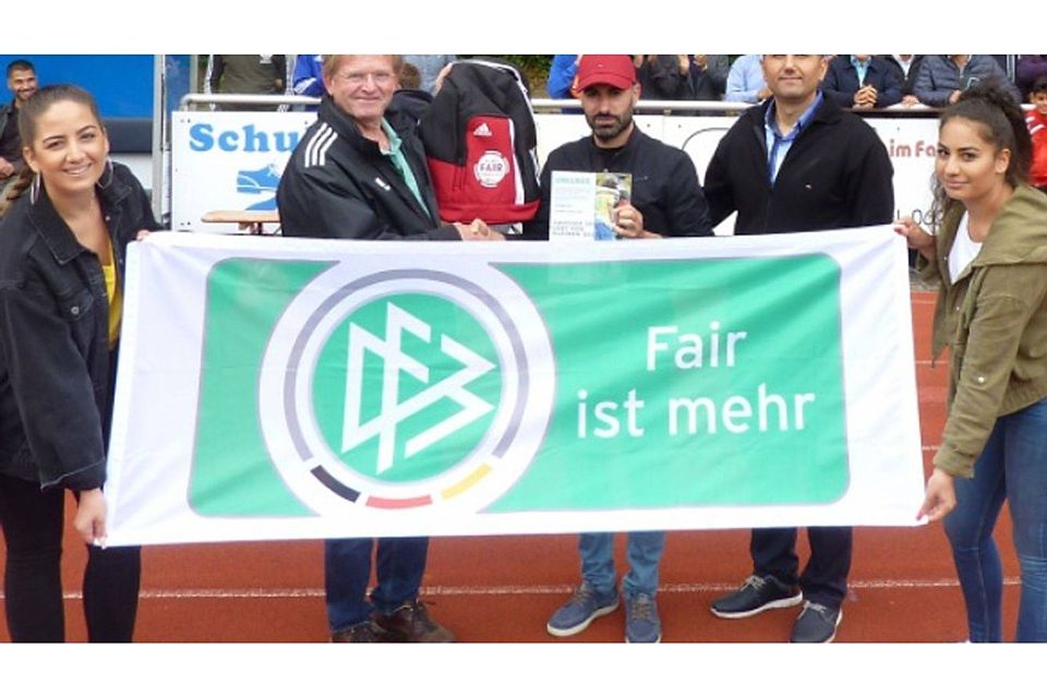 Foto: Fair Play Andreas Can (Quelle: bfv), von links: Erhard Mayer (Staffelleiter), Andreas Can und Sabo Can (1.Vorsitzende Aramäer Leimen)