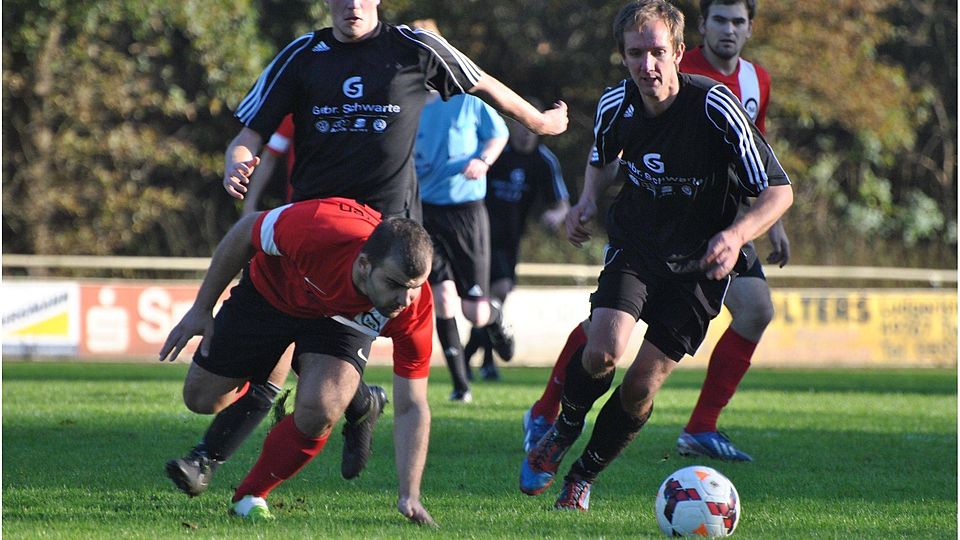 Langsamer Fall: Labinot Hajrizi (in Rot) und der TuS Haren zeigten gute 45 Minuten gegen den SV Dohren. In der Schlussminute traf Dohrens Lars Kronabel zum 1:2. Foto: Ahrens