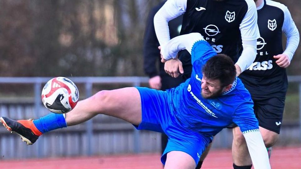 Setzt sich durch: Mörfeldens Haris Dautovic (vorne), hier in einem früheren Duell gegen Paul Steinhilber und SG Leeheim/Wolfskehlen, trifft für die SKV Mörfelden beim 5:2 über SV 07 Bischofsheim zweifach.
