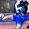 Setzt sich durch: Mörfeldens Haris Dautovic (vorne), hier in einem früheren Duell gegen Paul Steinhilber und SG Leeheim/Wolfskehlen, trifft für die SKV Mörfelden beim 5:2 über SV 07 Bischofsheim zweifach.