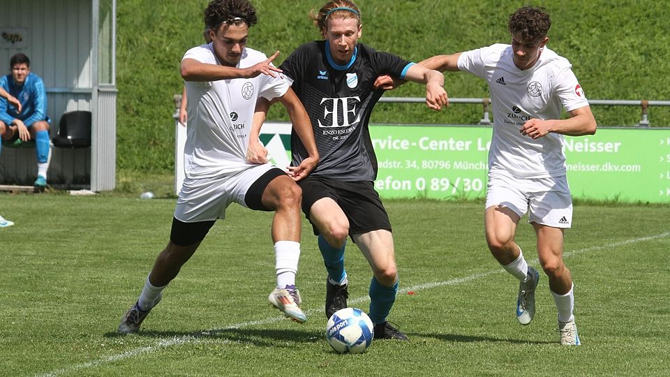 Zwei gegen einen: Die Weichser Hristyan Hristov (links) und Tim Szeidl nehmen den Karlsfelder Noah Niemann in die ㈠Zange.
